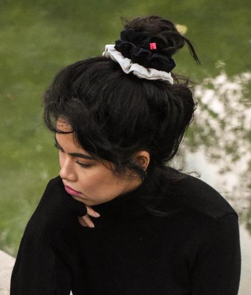 The Hair Scrunchie Trend ist zurück und hier ist, wie man es annimmt  