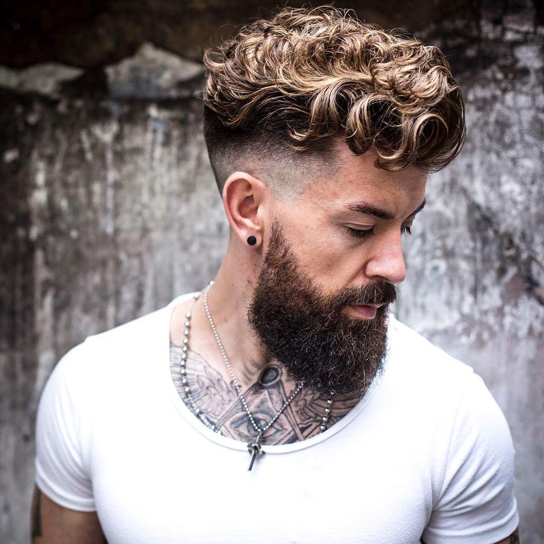 10 Exceptional Curly Hair Undercut Ideen für Männer, das Limelight zu fangen  