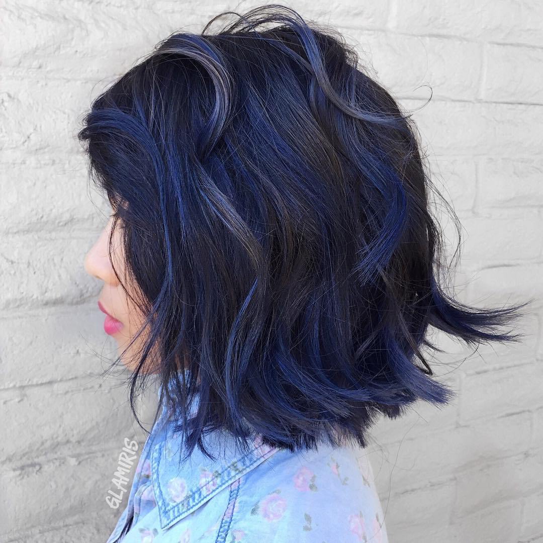 Blue Black Hair: Wie man es richtig macht  