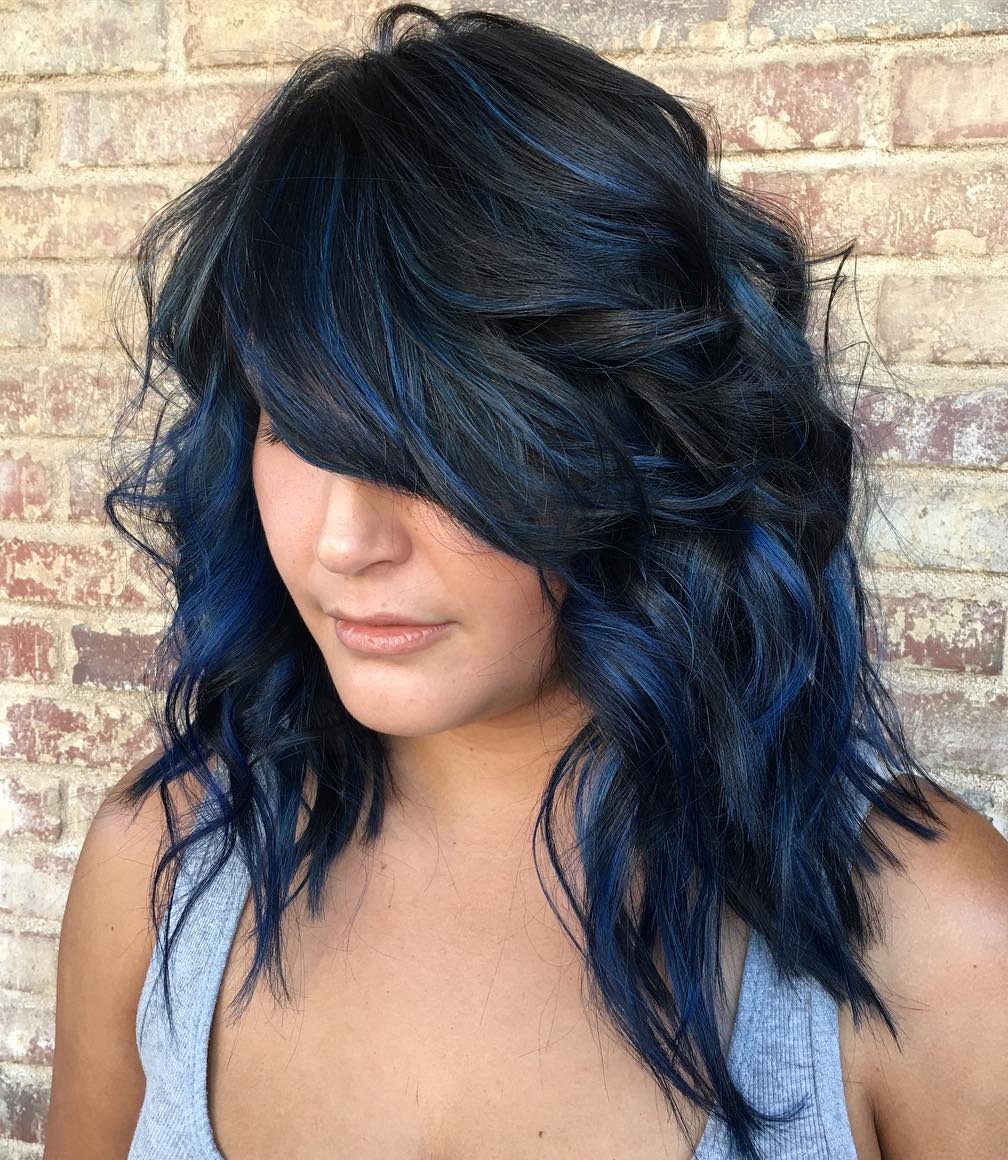 Blue Black Hair: Wie man es richtig macht 