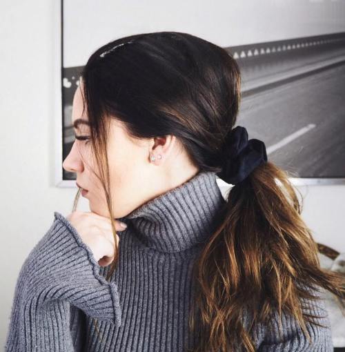 The Hair Scrunchie Trend ist zurück und hier ist, wie man es annimmt  