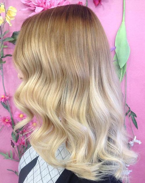 Blondes Ombre-Haar, zum Ihres Blickes mit Strahlen aufzuladen  