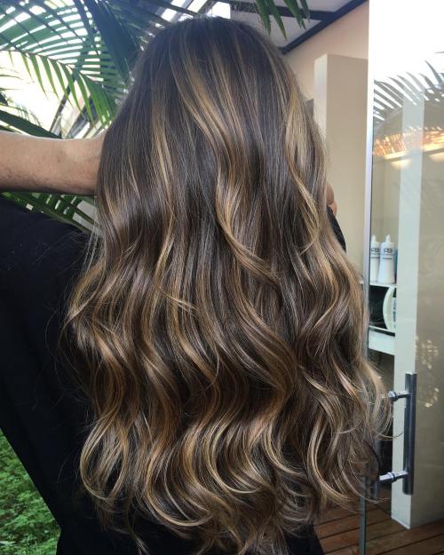 20 natürlich aussehende Brünette Balayage Styles  