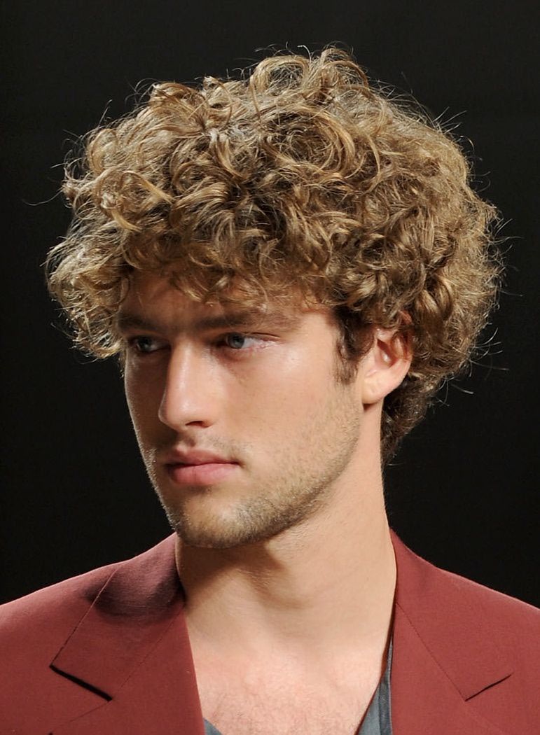 25 Mens Frisur für lockiges Haar zu sehen faszinierend  
