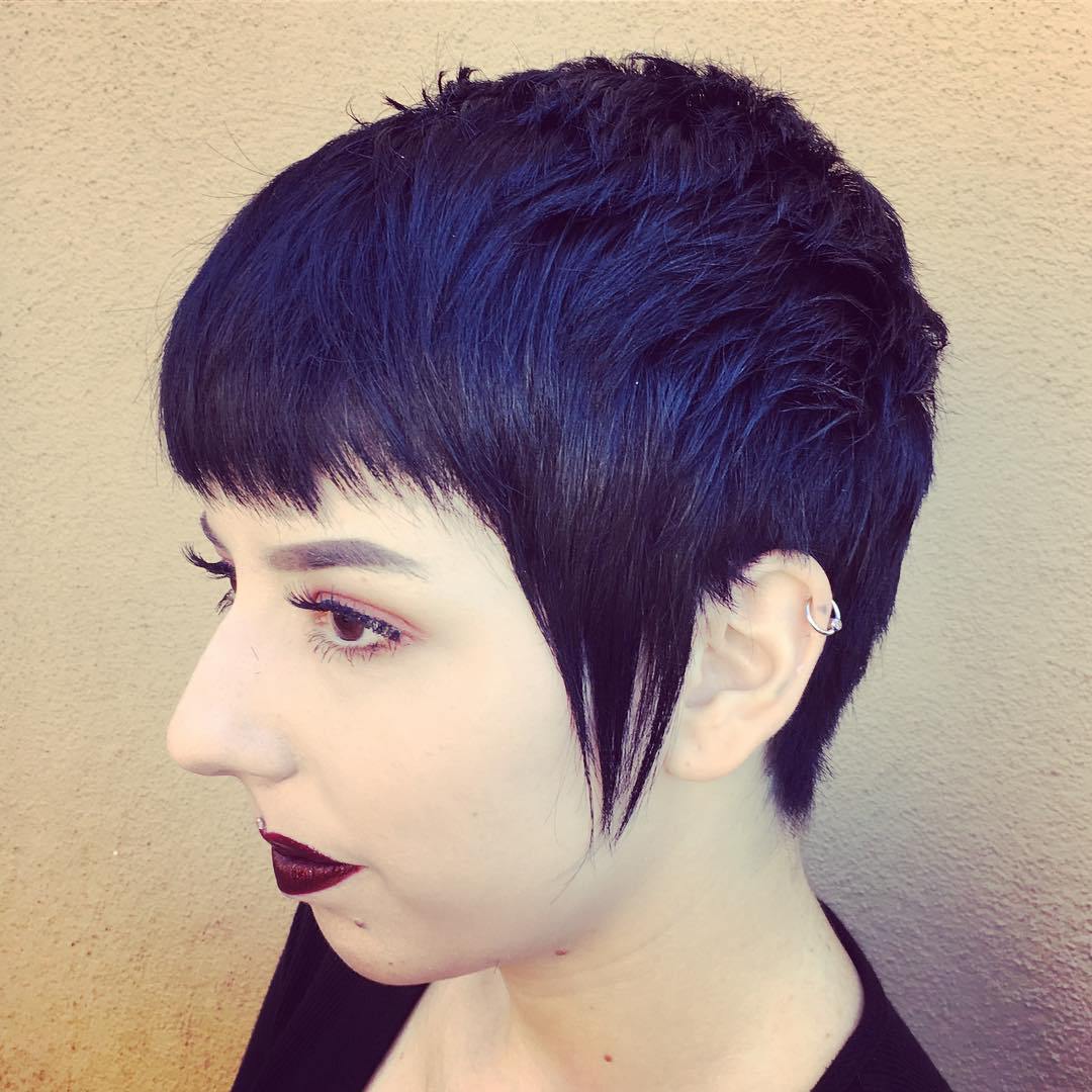 Blue Black Hair: Wie man es richtig macht  