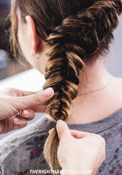 Wie man einen Dutch Fishtail Braid in 5 einfachen Schritten macht  