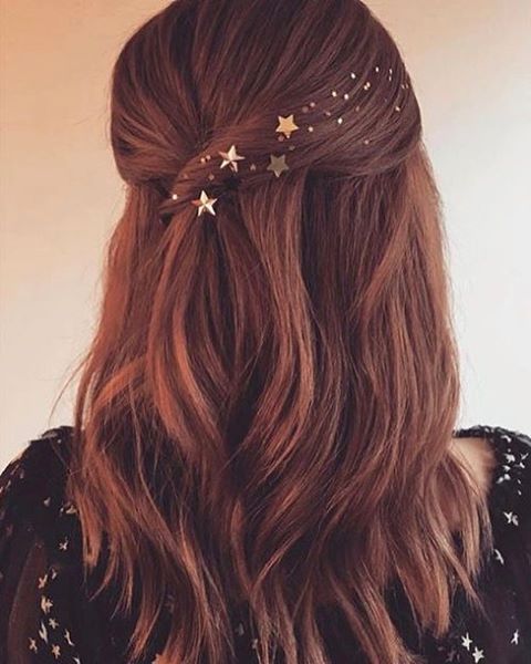 20 Sommerfrisuren mit modischsten Accessoires  