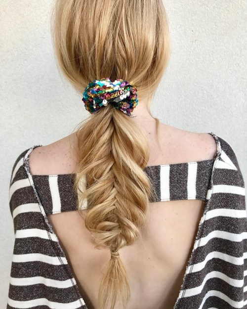 The Hair Scrunchie Trend ist zurück und hier ist, wie man es annimmt  