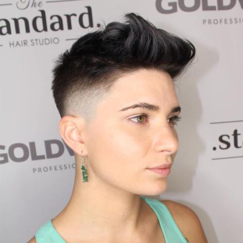 20 Bold and Daring nimmt den rasierten Pixie Cut  