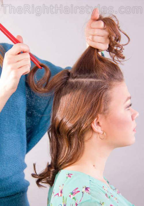 How To: Wellenförmige A-Line-Frisur mit einem Bouffant für runde Gesichter  