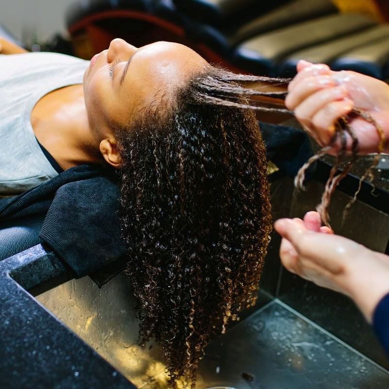 Die Curly Girl Methode: Eine Anleitung  