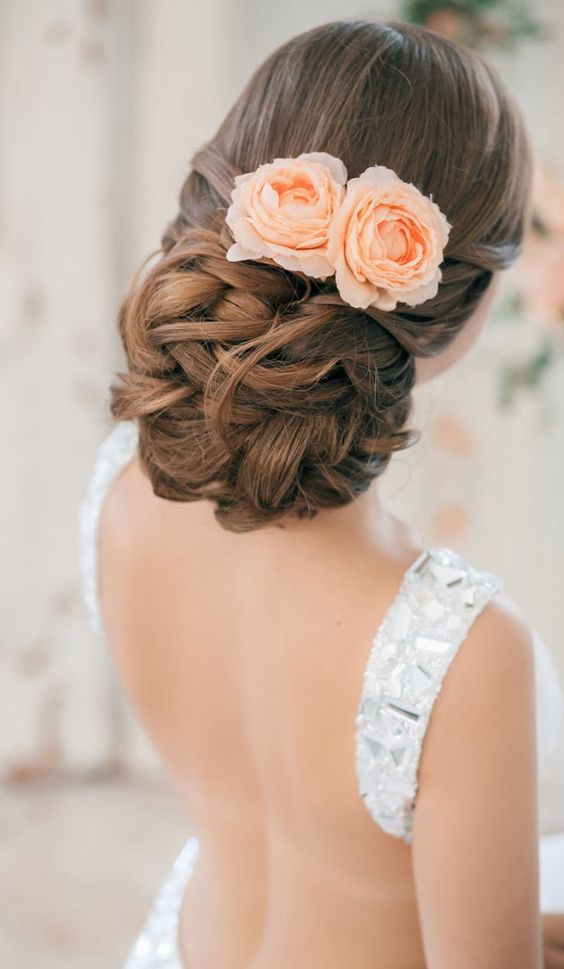 30 elegante und anmutige Hochzeit Frisuren mit Blumen 