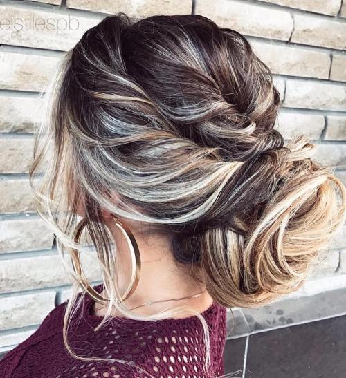 40 unordentliche Brötchen Frisuren, um Ihren Casual Look zu aktualisieren  