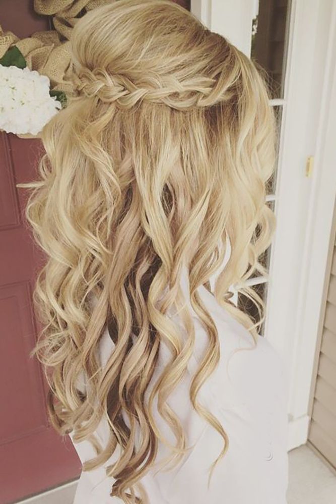 25 elegant aussehende lockige Hochzeit Frisuren  