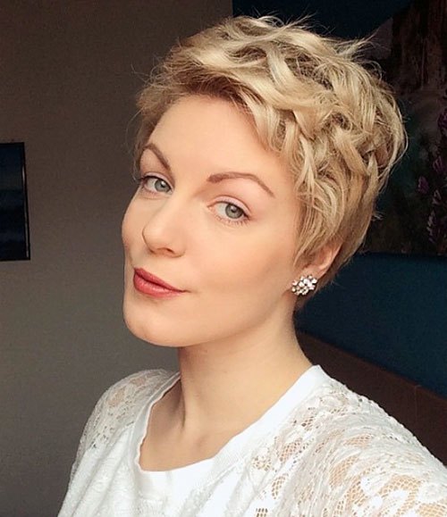 30 Standout Curly and Wavy Pixie Cuts  