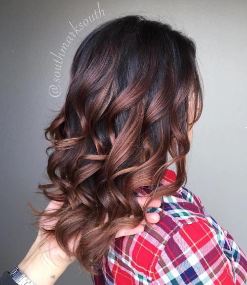 20 natürlich aussehende Brünette Balayage Styles  