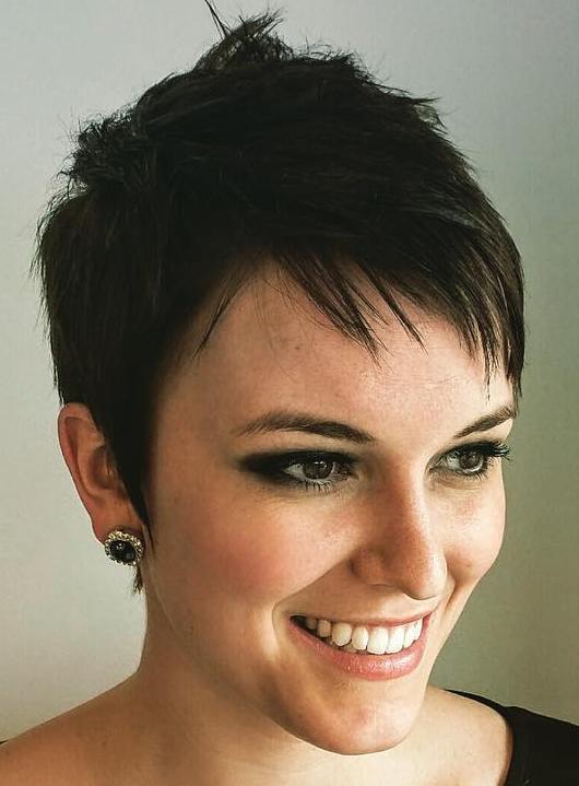 70 Short Shaggy, Stachelige, Edgy Pixie Schnitte und Frisuren  