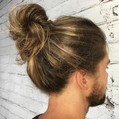 25 Sexy Man Bun Styles, die Sie wissen müssen  