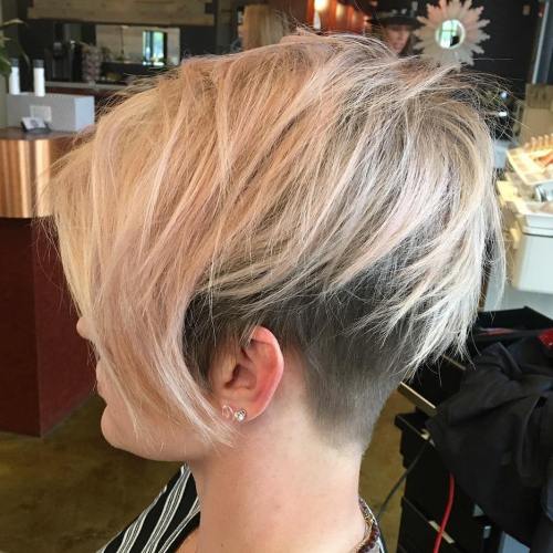 20 Bold and Daring nimmt den rasierten Pixie Cut  