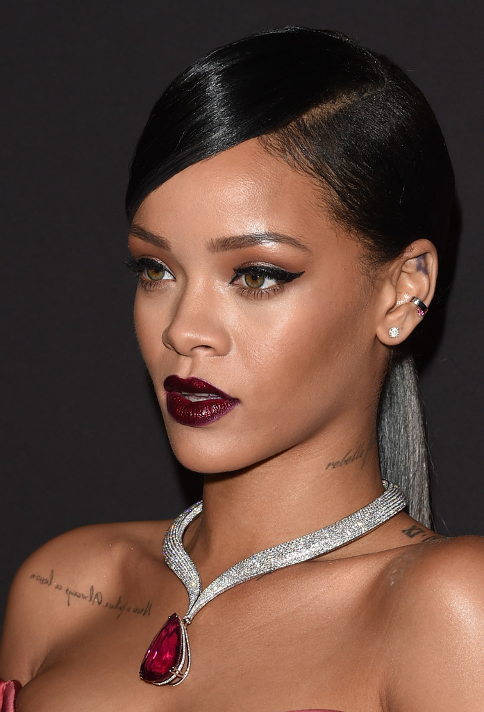 Rihanna Frisuren - 32 besten Rihanna Hair Looks aller Zeiten  