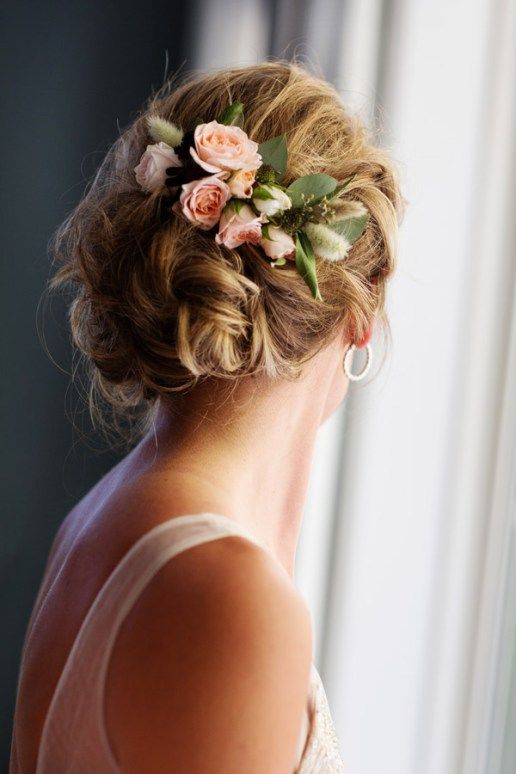 30 elegante und anmutige Hochzeit Frisuren mit Blumen  