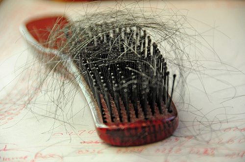 Verdünnung Haarbehandlung: Wie man Haarausfall bei Frauen zu stoppen 