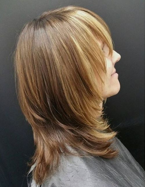 70 Hellste Medium Layered Haarschnitte, um Sie zu beleuchten  