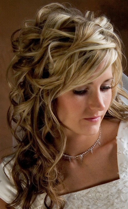 25 elegant aussehende lockige Hochzeit Frisuren  