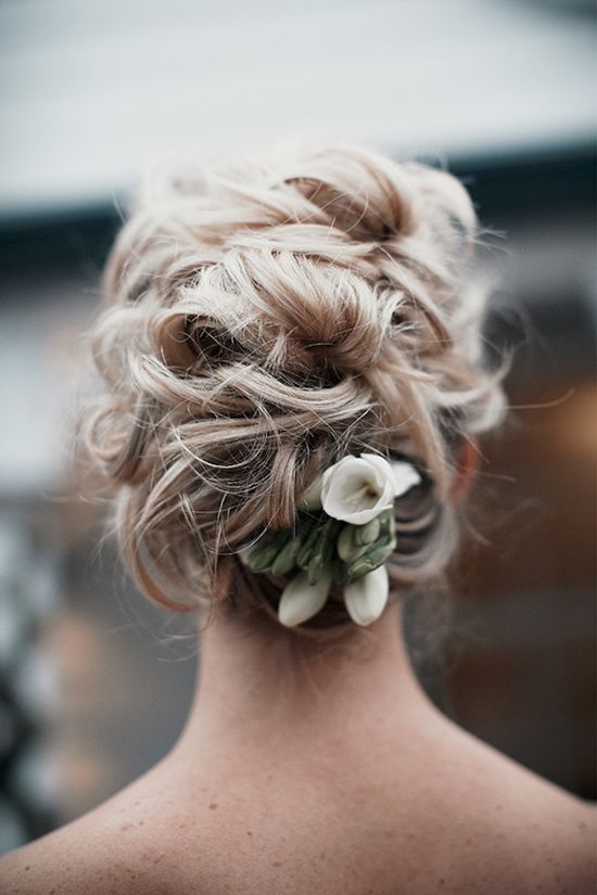 25 elegant aussehende lockige Hochzeit Frisuren  