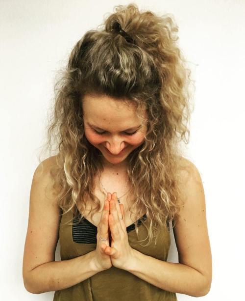 20 Yoga Frisuren für schöne und friedliche Praxis  