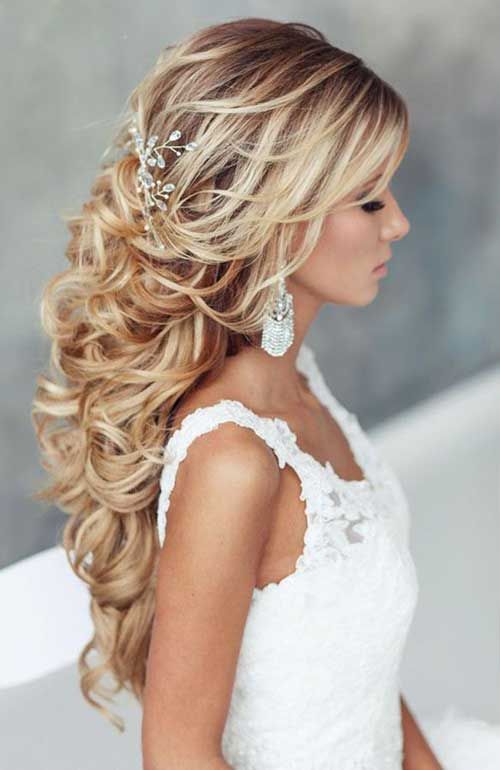 25 elegant aussehende lockige Hochzeit Frisuren  
