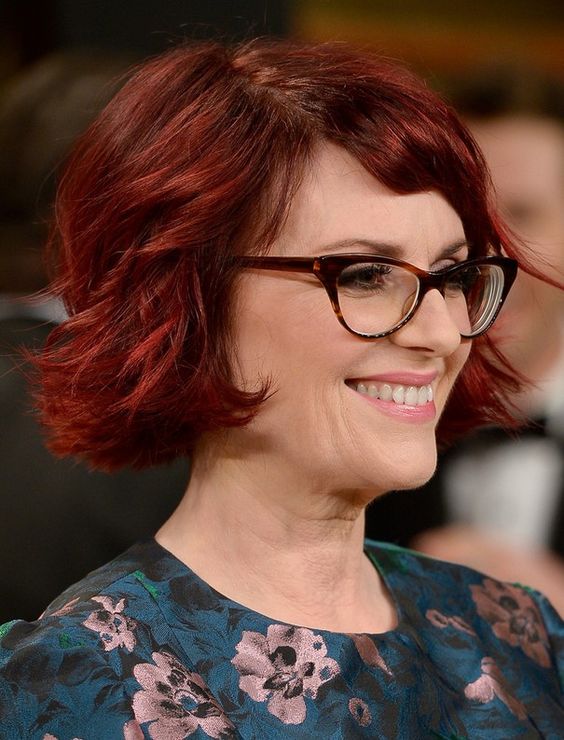 15 Frisuren für Frauen über 50 mit Brille  