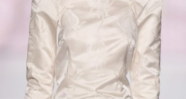 Braut-Hochsteckfrisur: Seitlicher Chignon mit floralem Stirnband 