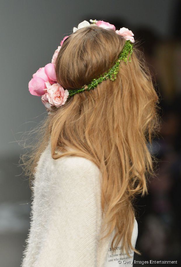 3 Möglichkeiten, Blumen in Ihrem Haar zu tragen  