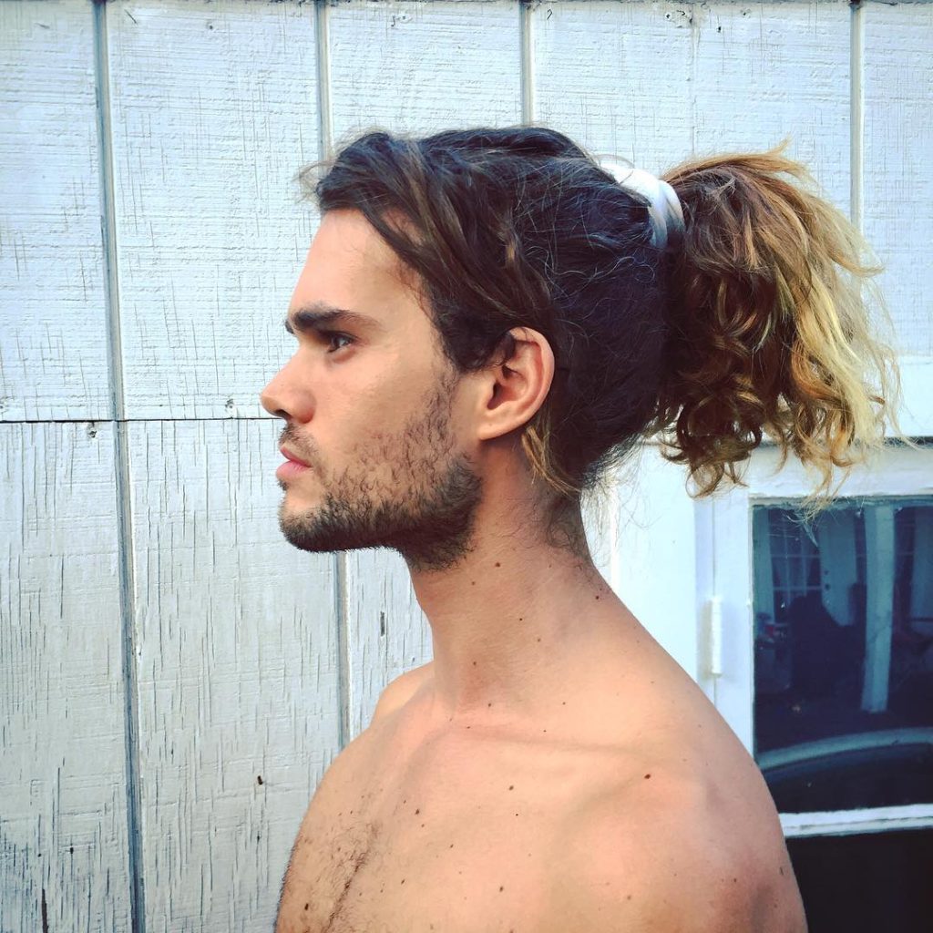 15 Pferdeschwanz Frisuren für Männer, um smart und stilvoll aussehen 