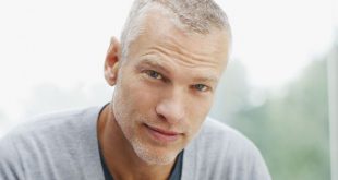 15 Frisuren für ältere Männer, um jünger auszusehen  