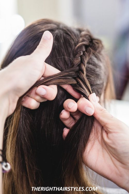 Wie man einen Dutch Fishtail Braid in 5 einfachen Schritten macht  