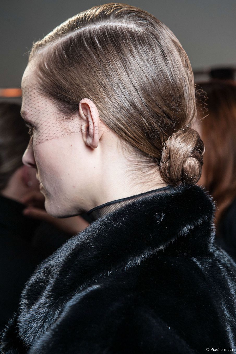 Probieren Sie den Wet-Look-Chignon  