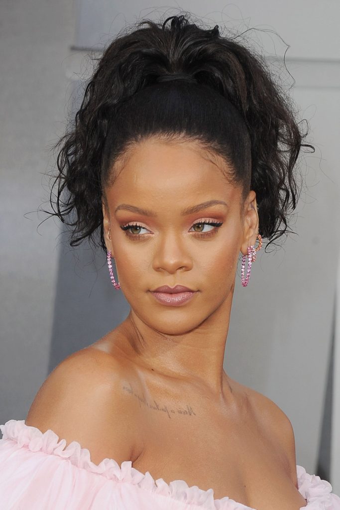 Rihanna Frisuren - 32 besten Rihanna Hair Looks aller Zeiten 