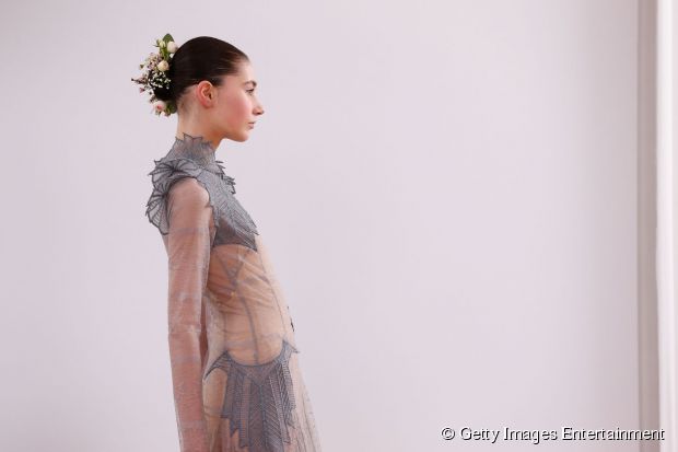 Hochzeitsfrisur mit Blumen von der Paris Fashion Week 