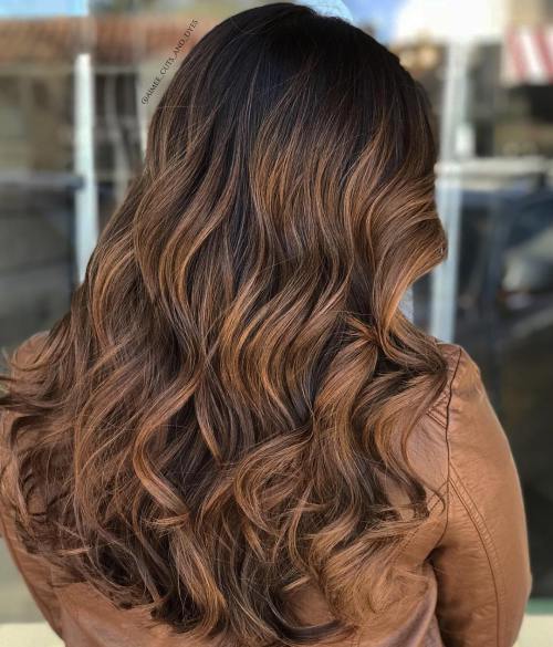 60 Sieht mit Karamell-Highlights auf braunem und dunkelbraunem Haar aus 