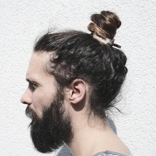 25 Sexy Man Bun Styles, die Sie wissen müssen  