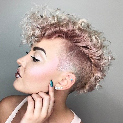 20 Bold and Daring nimmt den rasierten Pixie Cut  