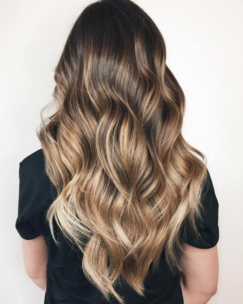 20 natürlich aussehende Brünette Balayage Styles  