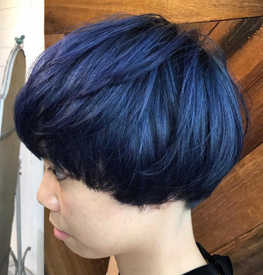 Blue Black Hair: Wie man es richtig macht  