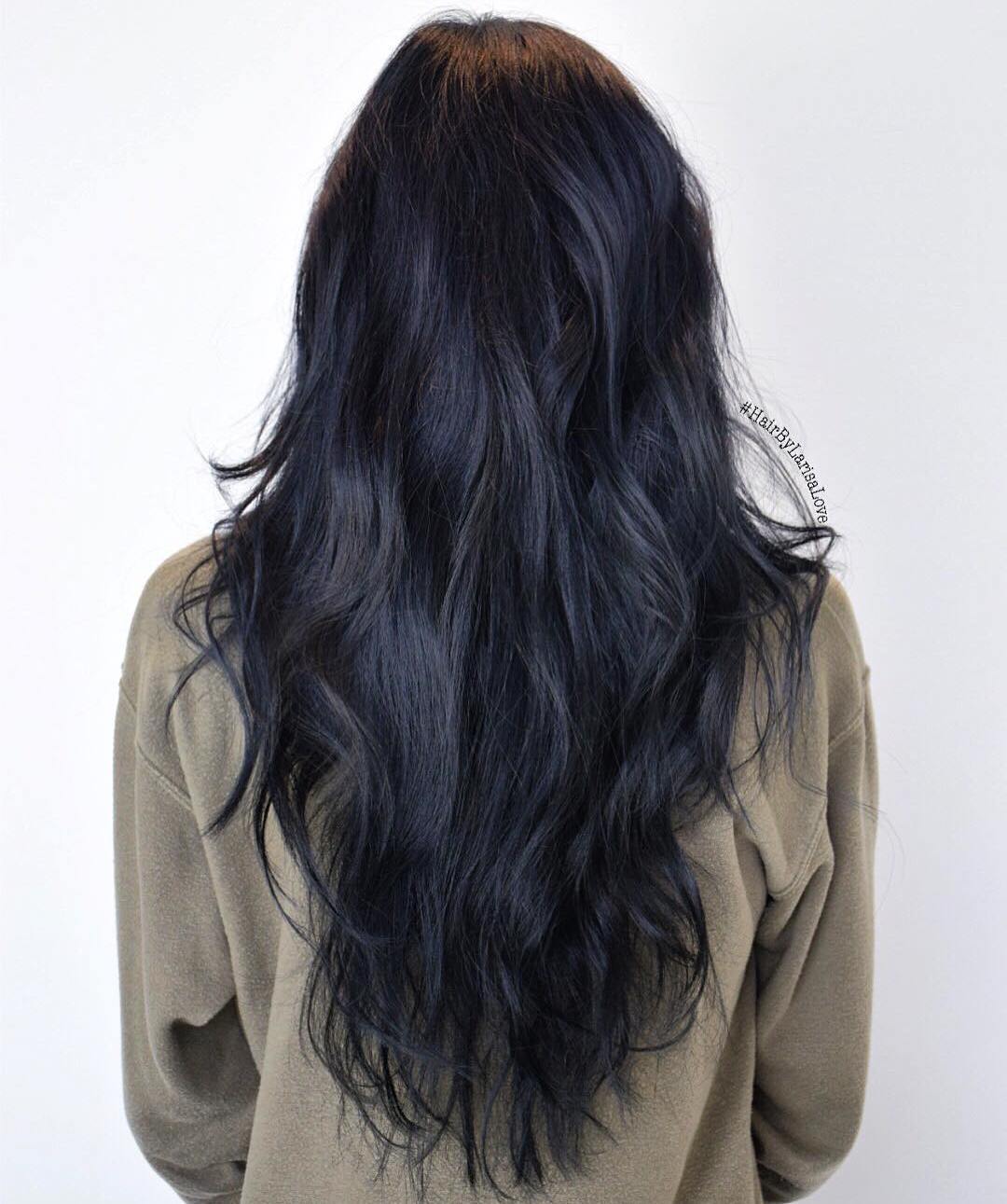 Blue Black Hair: Wie man es richtig macht  