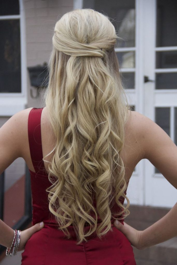 15 Homecoming Frisuren für langes Haar, um Ihren Look zu glänzen  