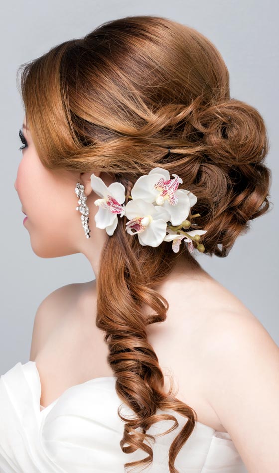 30 elegante und anmutige Hochzeit Frisuren mit Blumen  
