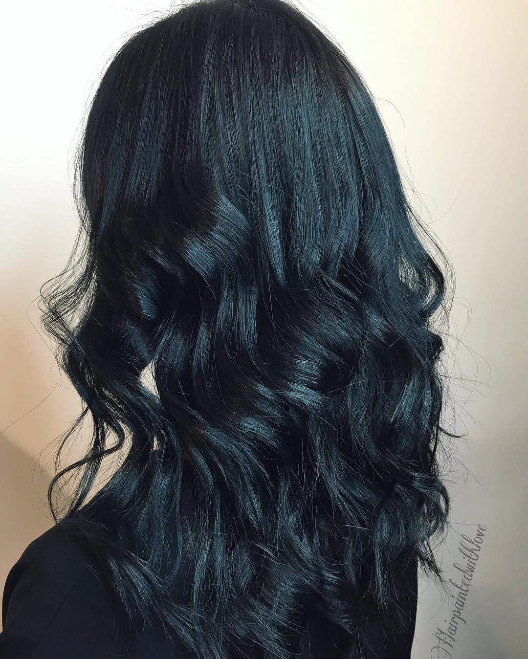 Blue Black Hair: Wie man es richtig macht  