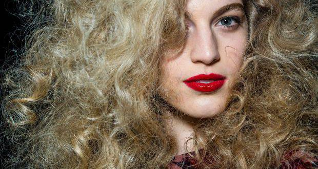3 DIY Tricks, um Ihr Haar voluminös aussehen zu lassen  